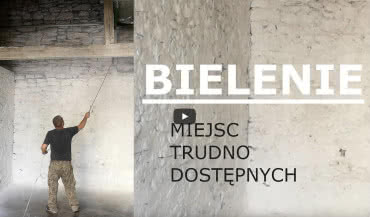 Bielenie ścian budynku gospodarczego mlekiem wapiennym za pomocą agregatu z lancą